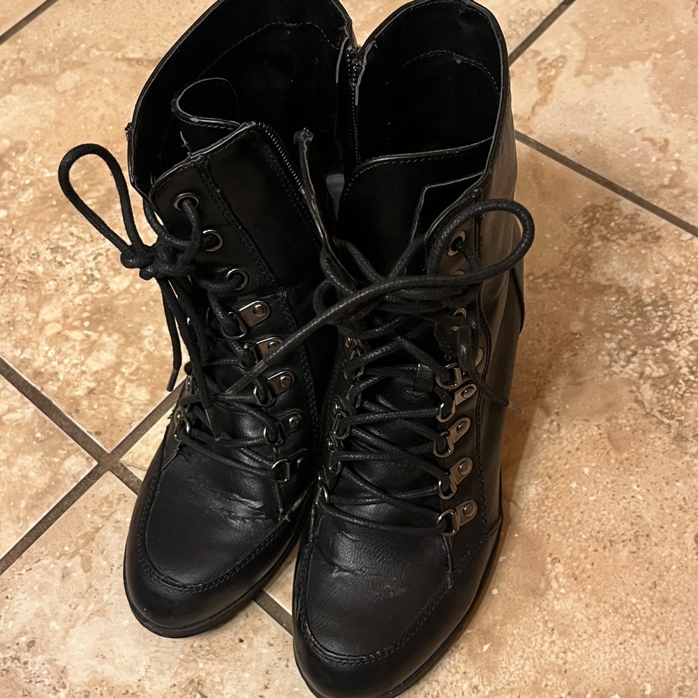 Guess Adaline Women Size 7 Black Combat Ankle Lace Up Boots - Picture 2 of 4